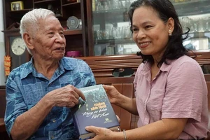 Cựu tù Côn Đảo Trần Văn Nhiệm tặng sách Chống xâm lăng trong ca khúc Việt Nam cho tác giả tại nhà riêng ở quận 3, TPHCM