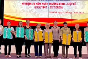 Các nữ cựu tù chính trị nhận quà từ chương trình