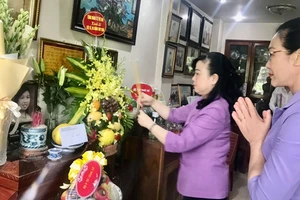 Bộ trưởng Bộ Y tế Đào Hồng Lan và Chủ tịch Công đoàn Y tế Việt Nam Phạm Thanh Bình thắp hương tại ban thờ liệt sĩ Đặng Thuỳ Trâm. Nguồn: ĐCSVN