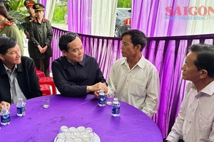 Phó Thủ tướng Chính phủ Trần Lưu Quang thăm hỏi thân nhân Đại úy Lê Ánh Sáng. Ảnh: ĐOÀN KIÊN