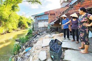 Nhiều ngôi nhà sắp bị sông Gò Chàm (xã Phước An, thị xã Hoài Nhơn, Bình Định) "nuốt chửng". Ảnh: NGỌC OAI