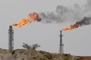 Iran xuất khẩu dầu khí vượt chỉ tiêu