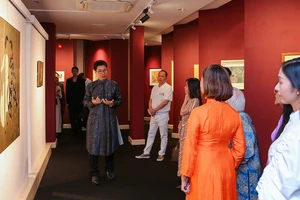 Khách tham quan triển lãm Họa duyên tương ngộ tại Bảo tàng nghệ thuật Quang San