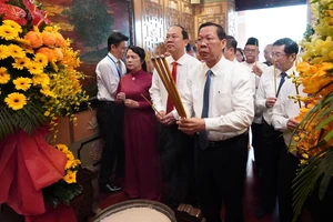 Lãnh đạo TPHCM dâng hoa, dâng hương tưởng nhớ Chủ tịch Tôn Đức Thắng