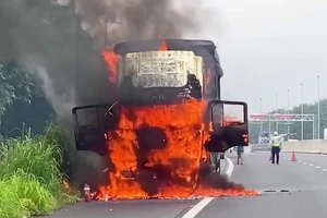 Xe tải bốc cháy trên cao tốc Phan Thiết - Dầu Giây