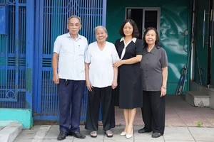 Hàng ngày, bà Nguyễn Thị Thăng (áo trắng) vẫn đến Trung tâm tư vấn pháp luật làm việc cùng các đồng nghiệp