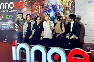 Các bạn trẻ hào hứng chụp hình chào mừng sự kiện InnoEx. Ảnh: T.Ba