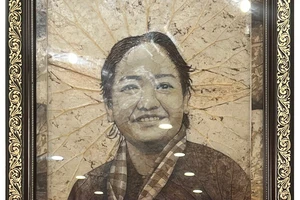 Bảo tàng Phụ nữ Việt Nam tiếp nhận chân dung bà Nguyễn Thị Định làm từ lá sen