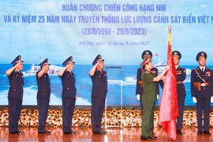 Thượng tướng Nguyễn Tân Cương trao Huân chương Chiến công hạng Nhì tặng Cảnh sát biển Việt Nam. Ảnh: ĐỨC HẠNH