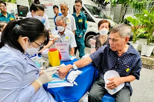 Nhân viên y tế khám bệnh cho người dân