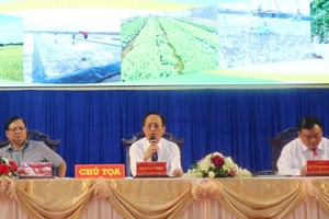 Chủ tịch UBND tỉnh Bạc Liêu Phạm Văn Thiều (giữa) đối thoại với nông dân
