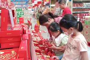 Khách hàng chọn mua bánh Trung thu tại hệ thống MM Mega Market, quận 12, TPHCM