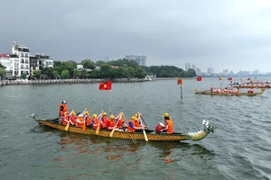 40 đội thuyền thi đấu trong giải Bơi chải thuyền rồng Hà Nội mở rộng năm 2023