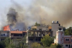 Khói bốc lên tại Aita al-Shaab (Liban) sau vụ tấn công của Israel, ngày 26-10-2023. Ảnh: TTXVN