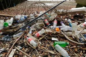 Đủ loại rác thải nhựa dạt vào bờ sông Thames ở London, Anh. Ảnh: AP (chụp ngày 5-2-2018)