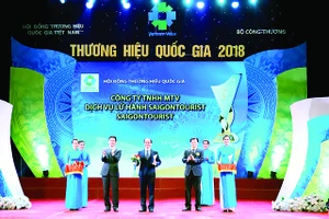 Ông Nguyễn Hữu Y Yên, Tổng Giám đốc Công ty Dịch vụ Lữ hành Saigontourist, nhận biểu trưng Thương hiệu Quốc gia 2018 tại lễ công bố các doanh nghiệp có sản phẩm đạt Thương hiệu Quốc gia 2018