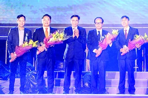  Ông Lê Đức Vinh, Chủ tịch UBND tỉnh Khánh Hòa (ở giữa) tặng hoa cảm ơn cho các nhà tài trợ. Từ bên trái qua: ông Hồ Xuân Dũng - Tổng Giám đốc Công ty Cổ phần Dấu Ấn Việt Nam; ông Truong Vincent - Chủ tịch, Tổng Giám đốc Sunny World Corp; ông Cheung Fung 