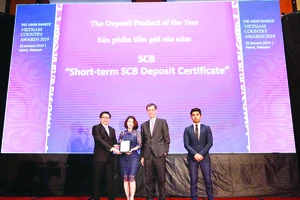 Bà Trần Thị Minh Thảo - Giám đốc Khối Ngân hàng Bán lẻ, đại diện SCB nhận giải thưởng từ Ban tổ chức The Asian Banker