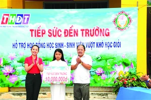 Ông Ngô Thanh Trí - PGĐ Công ty TNHH MTV Xổ số kiến thiết tỉnh Đồng Tháp đại diện nhà tài trợ chính trao học bổng cho em Trần Như