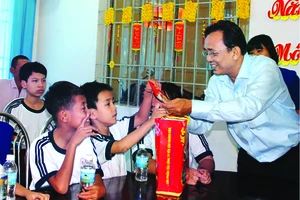 Ông Lê Hữu Hoàng - Chủ tịch Hội đồng thành viên Công ty Yến sào trao quà tết cho cho trẻ em mồ côi tại Trung tâm Bảo trợ xã hội tỉnh