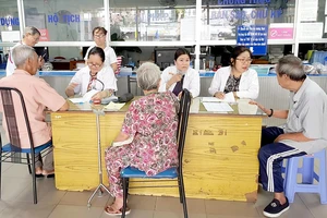 Các bệnh nhân đến phòng khám của phường để thăm khám sức khỏe