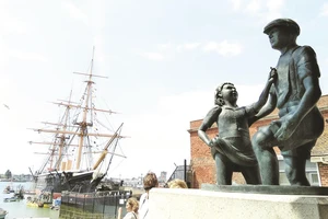 Tượng đài về những đứa trẻ lội bùn mò tiền xu ở cảng Portsmouth