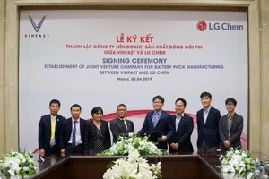 Lễ ký kết thành lập liên doanh đóng gói và sản xuất pin theo tiêu chuẩn quốc tế giữa VinFast và LG Chem