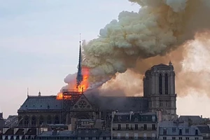 Cháy lớn tại Nhà thờ Đức Bà hơn 850 năm tuổi ở Paris