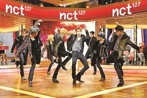 Nhóm nhạc NCT 127 biểu diễn ở Mỹ