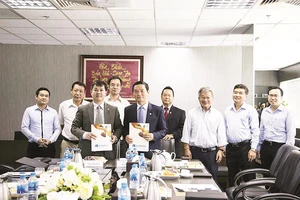  Ông Lê Viết Hải - Chủ tịch HĐQT, Tổng Giám đốc Công ty CP Tập đoàn Xây dựng Hòa Bình (hàng đầu, bên phải) và Tạ Quang Minh, Viện trưởng Viện Khoa học Sở hữu Trí tuệ ký kết văn bản thỏa thuận