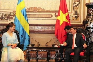 Đồng chí Nguyễn Thành Phong, Chủ tịch UBND TPHCM tiếp công chúa kế vị Hoàng gia Thụy Điển Victoria Ingrid Alice Desiree. Ảnh: TTX