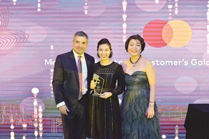Bà Trần Thị Minh Thảo - Giám đốc Khối Dịch vụ Ngân hàng và Tài chính Cá nhân (DVNH & TCCN) của SCB nhận giải thưởng từ Mastercard