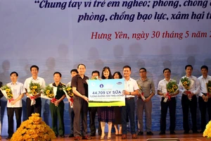 Bà Nguyễn Thị Minh Tâm, Giám đốc Chi nhánh Vinamilk Hà Nội đại diện công ty trao bảng tượng trưng 44.709 ly sữa cho đại diện tỉnh Hưng Yên 