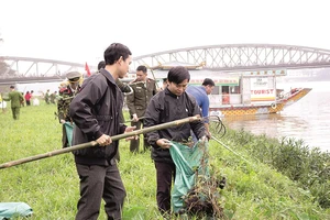 Công an tỉnh Thừa Thiên- Huế cùng sinh viên dọn rác và vớt bèo dọc bờ sông Hương