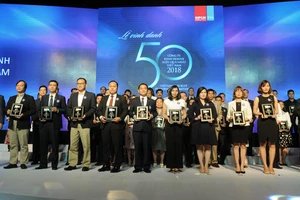 Ông Lê Viết Hải, Chủ tịch HĐQT – Tổng giám đốc Công ty CP Tập đoàn Hòa Bình (người thứ sáu từ trái sang) nhận danh hiệu Top 50 Công ty kinh doanh hiệu quả nhất Việt Nam 2018