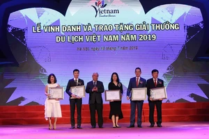 Đại diện Sun Group nhận Giải thưởng Doanh nghiệp đầu tư vào lĩnh vực du lịch hàng đầu Việt Nam 2019