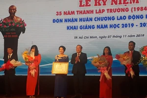 Bà Nguyễn Thị Lý (thứ 3 từ trái sang), Hiệu trưởng TDC nhận Huân chương Lao động hạng 3 do Chủ tịch nước trao tặng ​