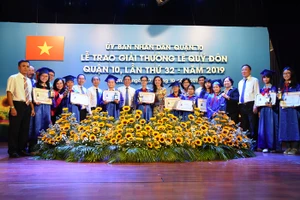 UBND quận 10 vừa tổ chức lễ trao giải thưởng Lê Quý Đôn lần thứ 32 - năm 2019 cho 82 học sinh. Ảnh: http://www.quan10.hochiminhcity.gov.vn