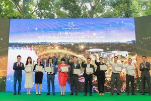 Lễ ký kết hợp tác với các đại lý phân phối chính thức tại công viên Mùa Xuân - khu đô thị Ecopark, Hưng Yên. 