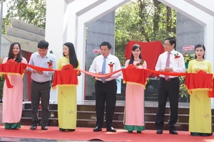 Các vị lãnh đạo thực hiện nghi thức cắt băng khánh thành Khu di tích lịch sử Trường Nguyễn Ái Quốc miền Nam. Ảnh: baotayninh.vn