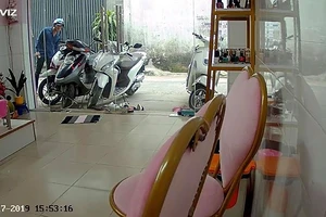 Camera ghi lại hình ảnh kẻ gian rình trộm xe của chị Phạm Thị Ngọc Hạnh
