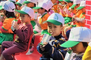 Các em học sinh tỉnh Hà Nam tham gia uống sữa tại lễ phát động chương trình Sữa học đường năm 2019.