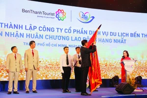 Ông Trần Vĩnh Tuyến - Phó Chủ tịch UBND TPHCM trao Huân chương Lao động hạng nhất cho Công ty BenThanh Tourist