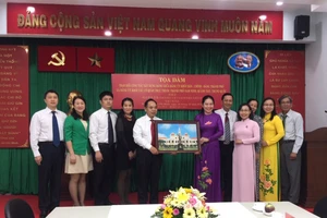 Đảng ủy Khối Dân - Chính - Đảng TPHCM tặng bức chân dung Chủ tịch Hồ Chí Minh đến Đoàn đại biểu Đảng ủy Khối các cơ quan trực thuộc TP Nam Ninh