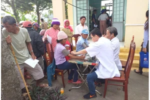 Khám bệnh và tặng quà tết cho người nghèo tại huyện Lắk, Đắk Lắk