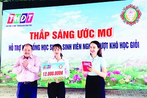 Trao học bổng “Thắp sáng ước mơ” tại huyện Thanh Bình, tỉnh Đồng Tháp