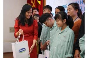 Bà Nguyễn Minh Tâm, Giám đốc chi nhánh Hà Nội của Vinamilk trao quà cho các bệnh nhi đang được chữa trị tại bệnh viện.
