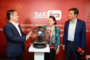 Chủ tịch Quốc hội Nguyễn Thị Kim Ngân chính thức bấm nút khai trương chương trình phát thanh liên kết 