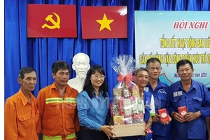 Chủ tịch Liên đoàn Lao động TPHCM Trần Thị Diệu Thuý đến thăm và chúc tết các đoàn viên nghiệp đoàn rác dân lập. Ảnh: thanhuytphcm.vn