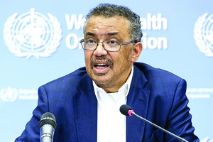 Ông Tedros Adhanom Ghebreyesus, Tổng Giám đốc Tổ chức Y tế thế giới, trong cuộc họp báo về dịch bệnh viêm phổi do virus Corona mới gây ra tại Geneva, Thụy Sĩ. Ảnh: TTXVN 